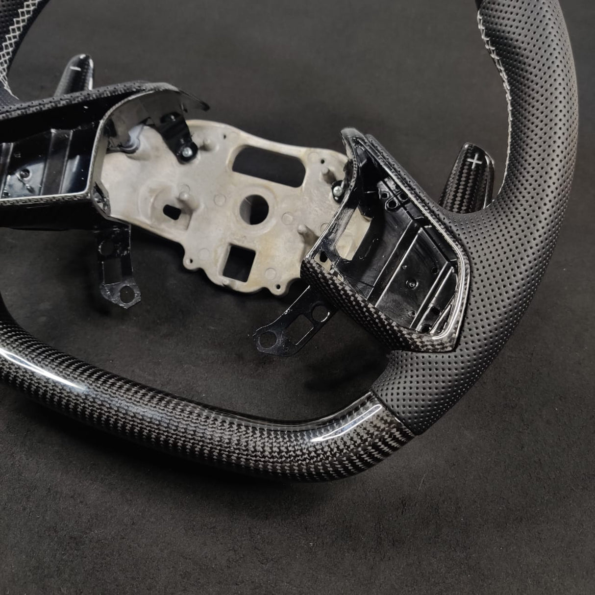 2020-2026+ Chevrolet C8 Corvette Custom Carbon Fiber Steering Wheel - AutoLEDTech.com