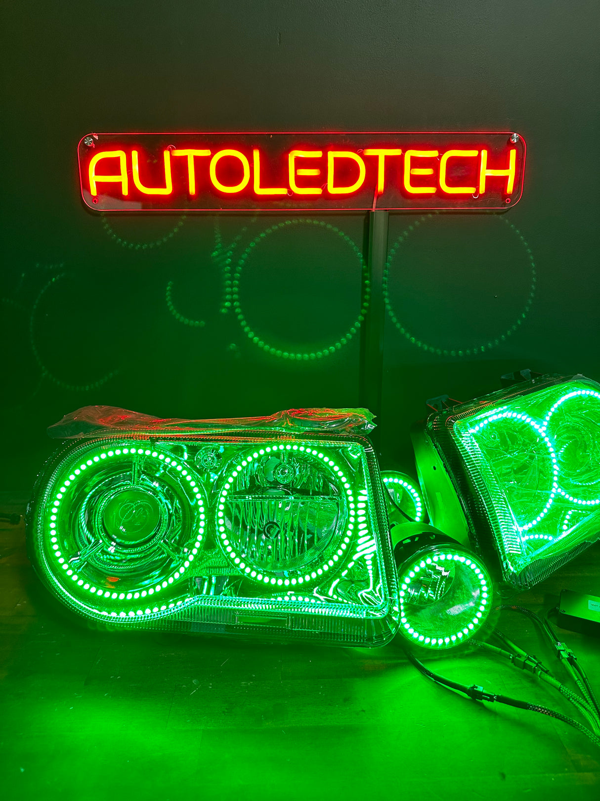 2005-2010 Chrysler 300C/SRT RGBW Flow Series Halo Headlights